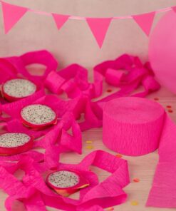 Hot pink crepepapir rulle brugt som festpynt på pyntet festbord med konfetti, vimpler og balloner