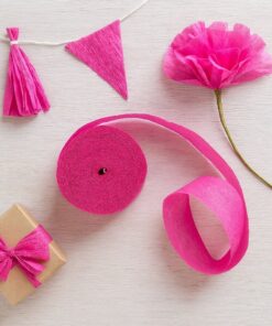 Hot pink crepepapir rulle brugt til papirblomst, kvast, vimpel og gavepynt i kreative dekorationer