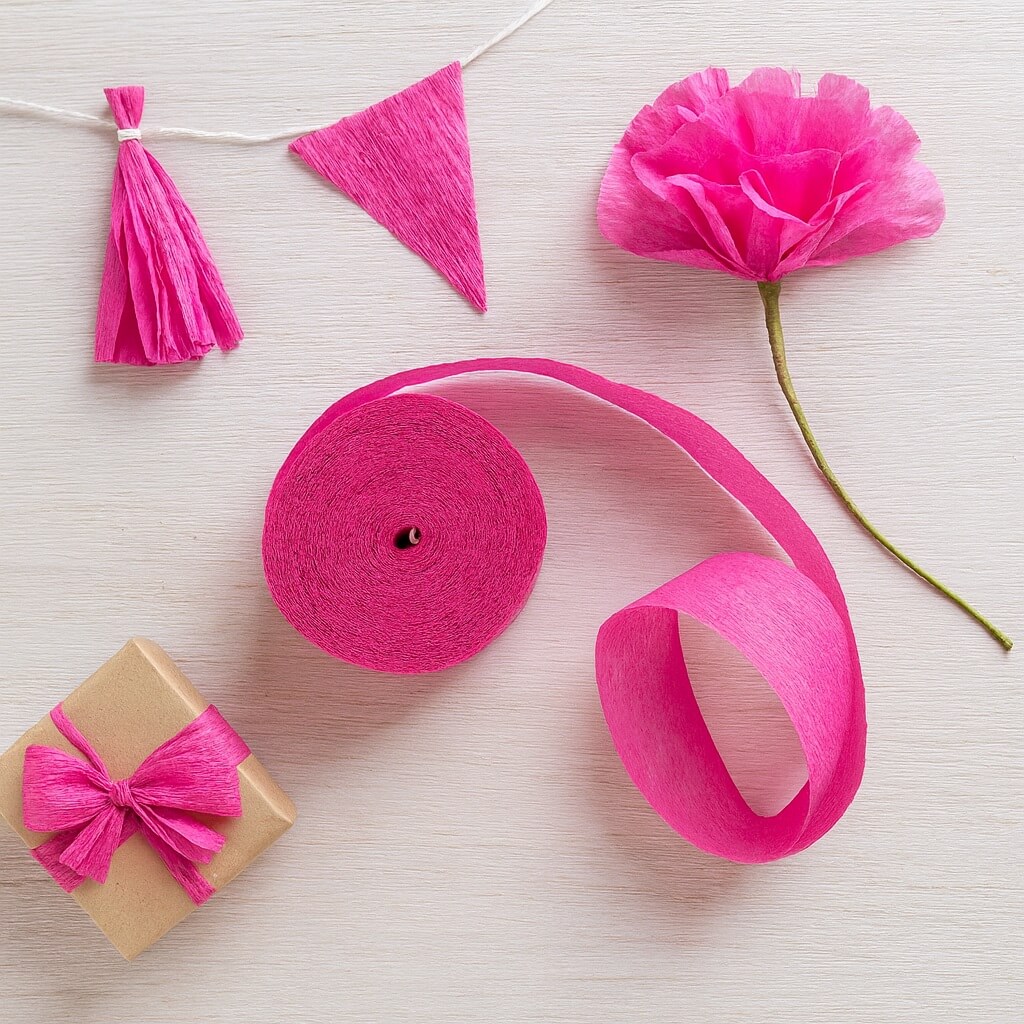 Hot pink crepepapir rulle brugt til papirblomst, kvast, vimpel og gavepynt i kreative dekorationer