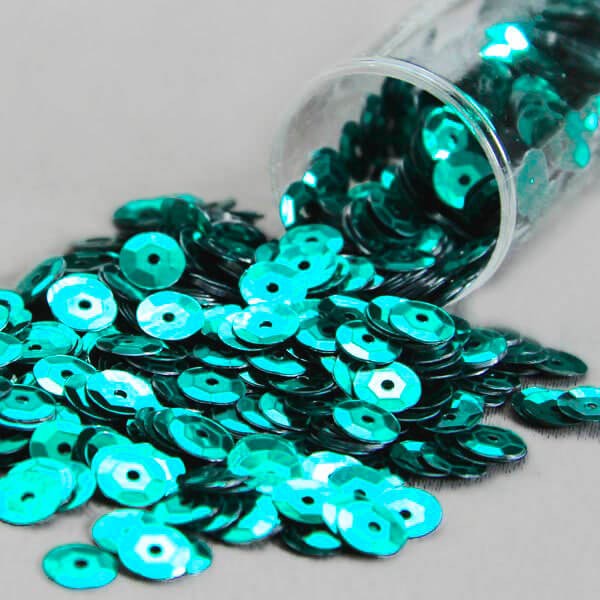 Turkise runde pailletter på 6 mm samlet i en bunke – 500 stk. dekorative pailletter til hobby og kreative projekter.