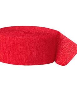 Rødt crepepapir og pakket rød streamer placeret på et rødt bord foran en baggrund med røde streamers, balloner og vimpler i et festligt miljø.