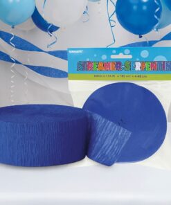 Blåt crepepapir og emballeret streamer placeret foran blå og hvide balloner og crepepapirpynt.