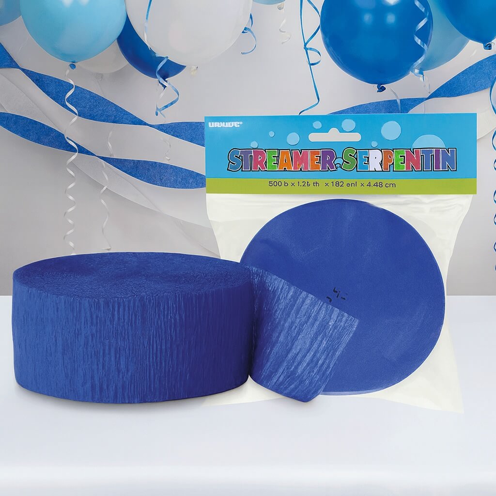 Blåt crepepapir og emballeret streamer placeret foran blå og hvide balloner og crepepapirpynt.