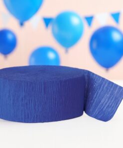 Rulle blåt crepepapir med blå balloner og flagguirlande i baggrunden.