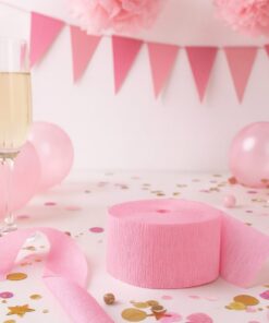 Lyserødt crepepapir i festlig oppyntning med balloner, konfetti og pink dekorationer.