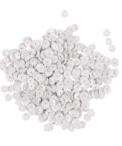 Hvide runde pailletter 6 mm i en bunke på lys baggrund, 500 stk., til hobby og dekoration.