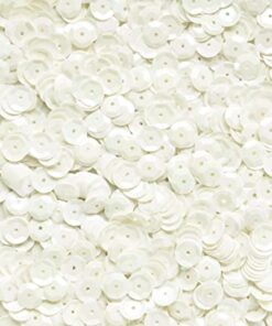 Elfenben-hvide pailletter 6 mm – nærbillede af 500 runde pailletter med hul i midten til syning og dekoration.