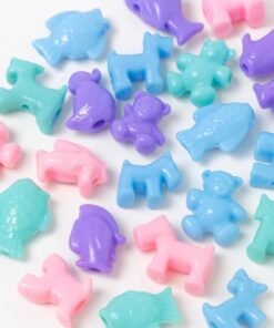 Farverige plastikperler formet som små dyr i pastel farver til børns kreative hobbyprojekter.