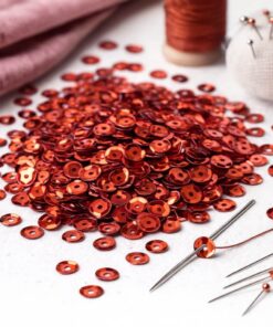 Kobberfarvede pailletter 6 mm i en bunke, skinnende dekorations- og hobby­pailletter.