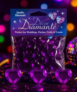 Festligt bord pyntet med lilla hjerte-diamanter, champagneglas og tændte lys omkring en pakke Décor Diamanté pyntesten.