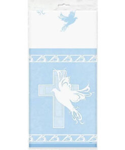 Lyseblå dug med hvide due- og korsmotiver lagt på et bord til barnedåb.