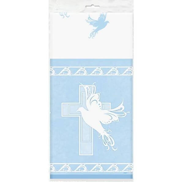 Lyseblå dug med hvide due- og korsmotiver lagt på et bord til barnedåb.