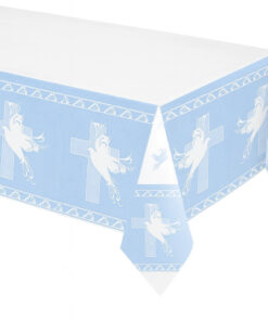 Lyseblå dug med hvide due- og korsmotiver lagt på et bord til barnedåb.