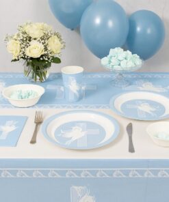 Lyseblå dug med hvide due- og korsmotiver lagt på et bord til barnedåb.