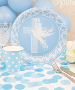 Lyseblå barnedåbsborddækning med paptallerken med kors og due, blå kop, konfetti og balloner.