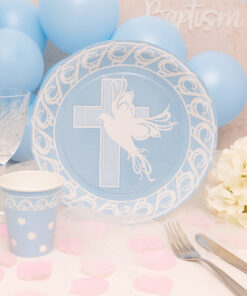 Lyseblå barnedåbsborddækning med paptallerken med kors og due, blå kop, krystalglas og balloner.