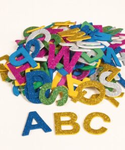 Bunke af farverige glitter mosgummi bogstaver med A, B og C i forgrunden på lys baggrund.