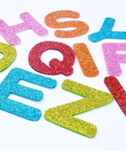 Spredte farverige mosgummi bogstaver med glitter på hvid baggrund – glitterbogstaver til hobby og DIY-projekter.