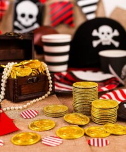 Pirattema med plastik guldmønter, skattekiste og festpynt i røde, sorte og hvide farver – perfekt til pirat børnefødselsdag.