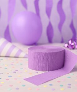 Lavendel crepepapir omgivet af konfetti, ballon og festpynt.