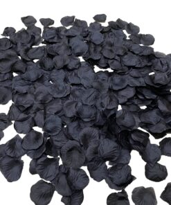 Sorte kunstige rosenblade spredt som pynt på en dekorativ overflade