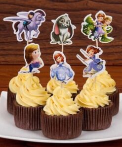 Sofia den Første kagepynt i lilla prinsessetema placeret på en fødselsdagskage