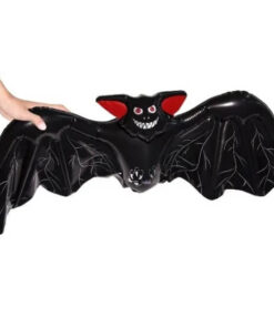 Oppustelig sort flagermus med røde øjne og brede vinger mod hvid baggrund.