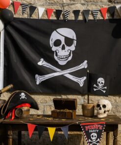 Pirattema-opstilling med Jolly Roger-flag, skattekiste, pirathat, kranie og festdekorationer.