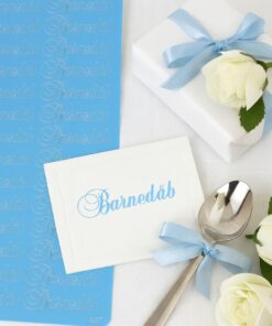 Stickers med lyseblå Barnedåb tekst sammen med invitation, gave og pynt til barnedåb