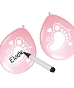 Lyserøde balloner med babyfodspor og skrivefelt, tusch skriver navn på ballonen.