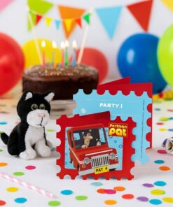 Postmand Per invitation placeret på festligt bord med balloner, kage og Jess-plysdyr.