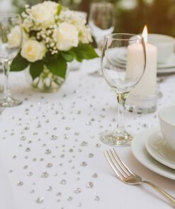 Sølv pynte diamanter 6mm som elegant bordpynt på festbord med vinglas, lys og blomster