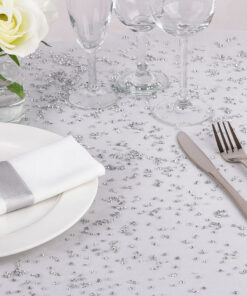 Sølv pynte diamanter 6mm som bordpynt på elegant dækket festbord med glas og porcelæn