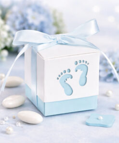 Lyseblå gaveæske med babyfødder til barnedåb eller babyshower brugt som dekorativ bordpynt og gæstegave.