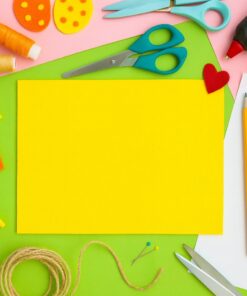 Gul hobbyfilt 3 mm på kreativ hobbyarbejdsplads med saks, tråd og DIY-materialer