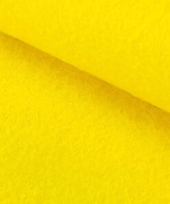 Nærbillede af kraftig hobbyfilt 3 mm i gul farve med blød og tæt filtstruktur