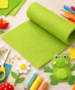 Æblegrøn hobbyfilt 3 mm anvendt i kreativ hobby med filtfigurer, sakse og sytråd på arbejdsbord