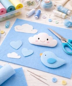 Kreativt DIY-projekt med lyseblå hobbyfilt 3 mm og hobbyartikler til syning og dekoration