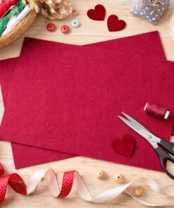 Kraftig hobbyfilt 3 mm i bordeaux farve til kreative hobby- og DIY-projekter, vist med saks, tråd og dekorationer