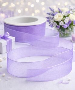 Lavendelfarvet organzabånd 10 mm brugt til gaveindpakning og festlig dekoration
