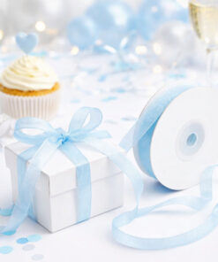 Lyseblåt organzabånd brugt til festlig gaveindpakning med sløjfe, konfetti og dekoration i lyse blå nuancer