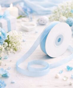 Lyseblåt organzabånd 5 mm på rulle med 50 meter, vist i kreativ dekoration med blomster og pynt