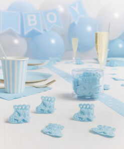 Lyseblå dekorative sokker som bordpynt på festbord til barnedåb