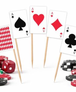 Casino spillekort cocktailpinde med es i hjerter, spar, ruder og klør, vist sammen med pokerchips som pynt til festbord og buffet.