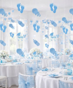 Lyseblå barnedåbspynt hængende fra loftet i pyntet festlokale med borde og babytema.