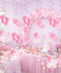 Lyserødt pyntet festlokale med loftdekorationer, ballonbue, kagebord og babyshower pynt til barnedåb.