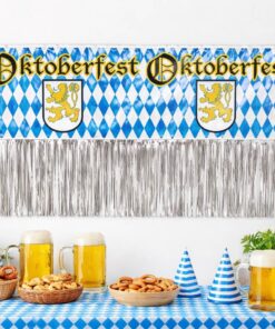 Oktoberfest folie frynse dekoration ophængt over festbord med øl og klassisk Oktoberfest pynt
