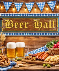 Oktoberfest Beer Hall skilt i kraftigt pap ophængt i festligt lokale med ølkrus, pølser, pretzels og blå-hvid bayersk dekoration.