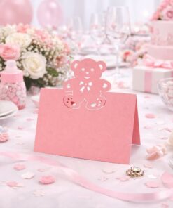 Lyserødt bordkort med bamse på pyntet festbord til barnedåb og babyshower.