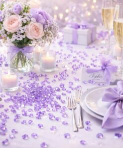 Lavendelfarvede pynte diamanter på 6 mm spredt på pyntet festbord med blomster, lys og borddækning i lavendel farver til bryllup og fest.
